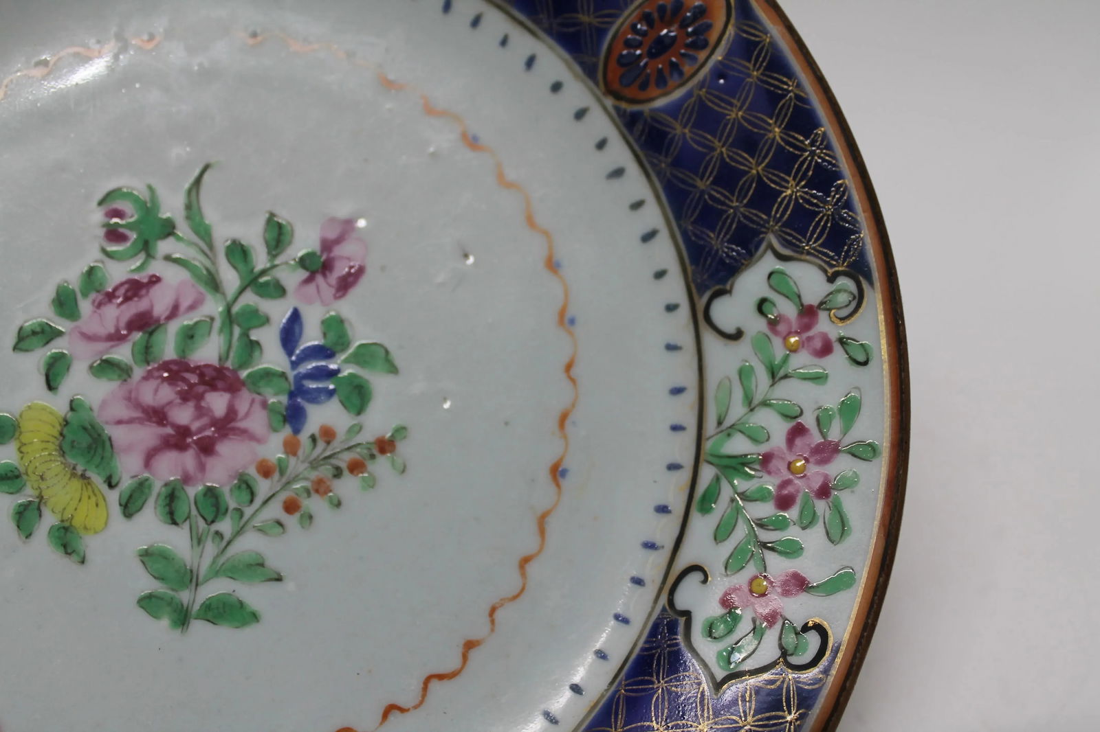 18th Century Chinese Export Porcelain Dinner Plate – Qianlong Period (C. 1750–1780) - 2