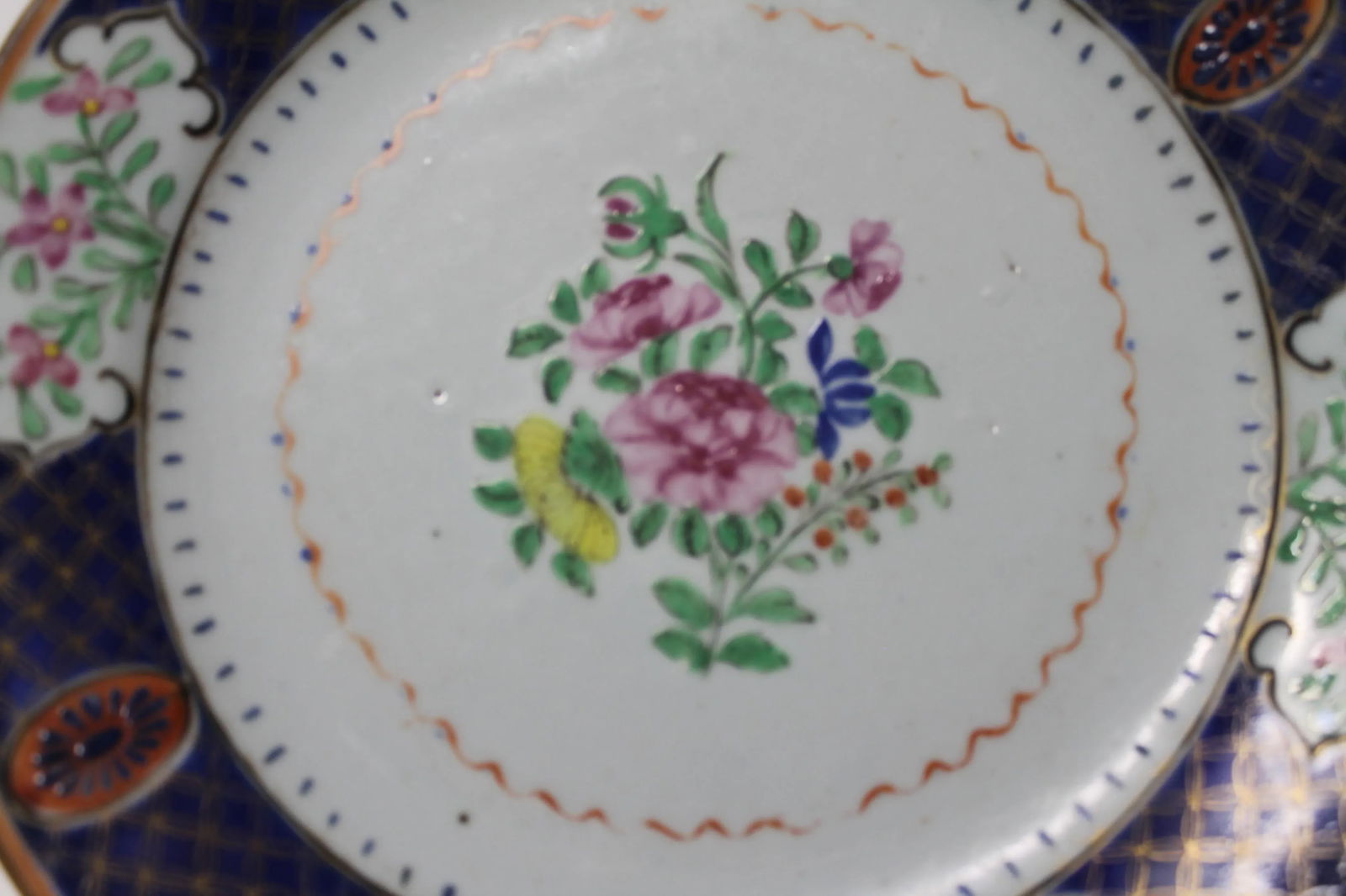 18th Century Chinese Export Porcelain Dinner Plate – Qianlong Period (C. 1750–1780) - 3