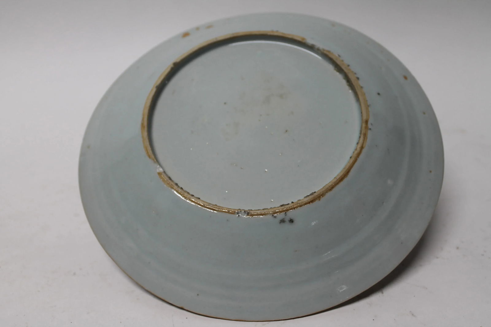 18th Century Chinese Export Porcelain Dinner Plate – Qianlong Period (C. 1750–1780) - 4