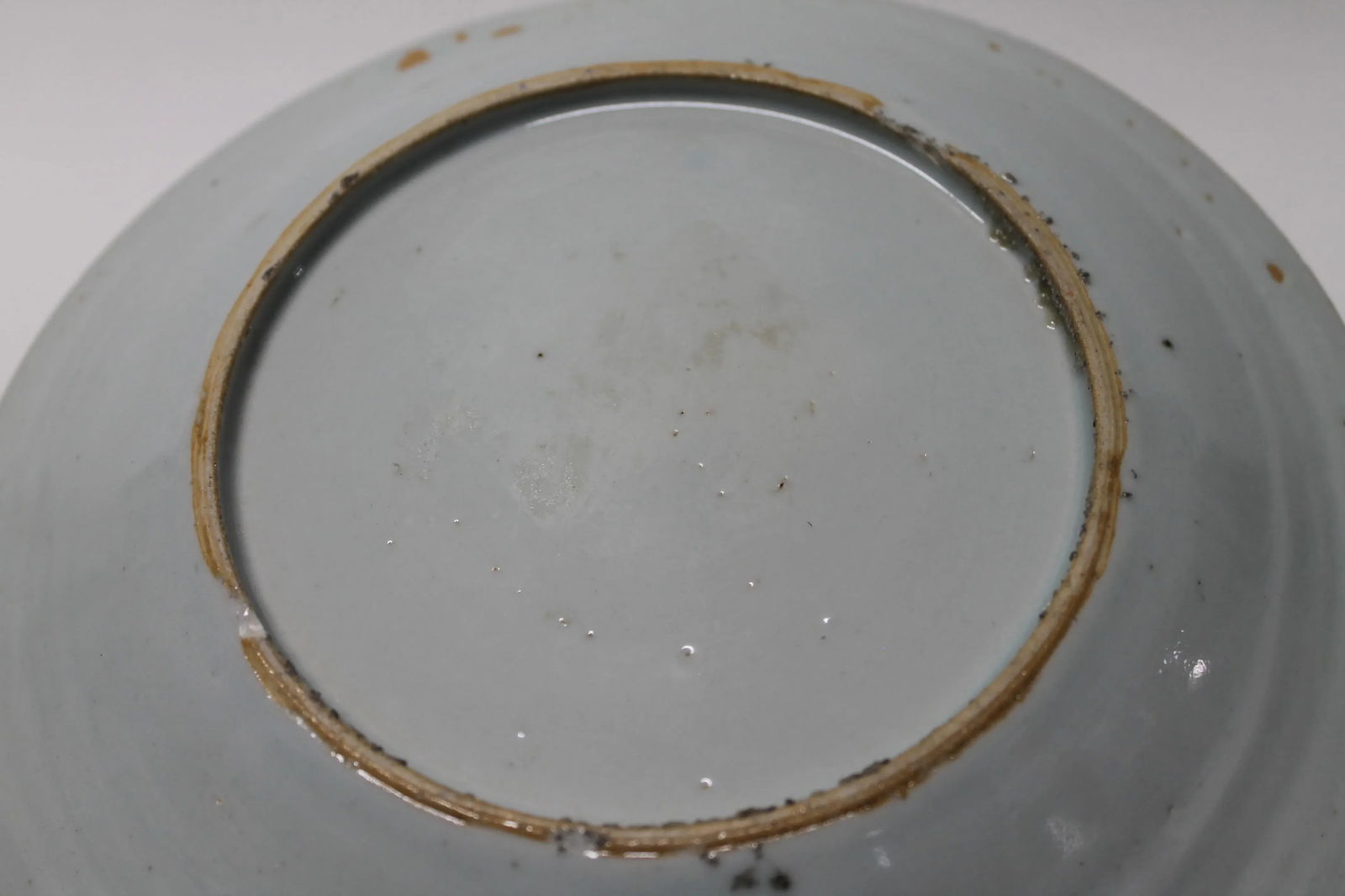 18th Century Chinese Export Porcelain Dinner Plate – Qianlong Period (C. 1750–1780) - 5