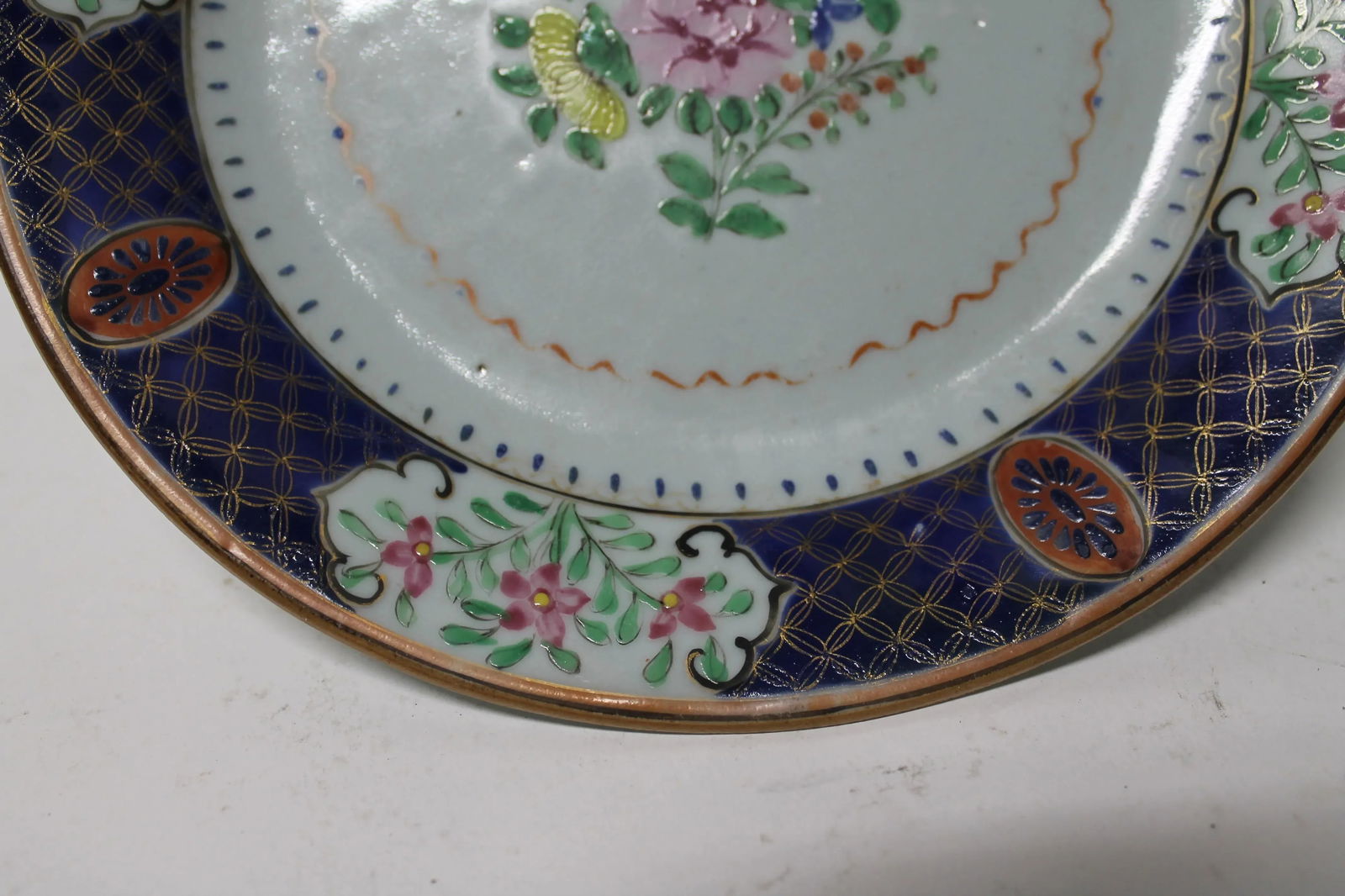 18th Century Chinese Export Porcelain Dinner Plate – Qianlong Period (C. 1750–1780) - 6