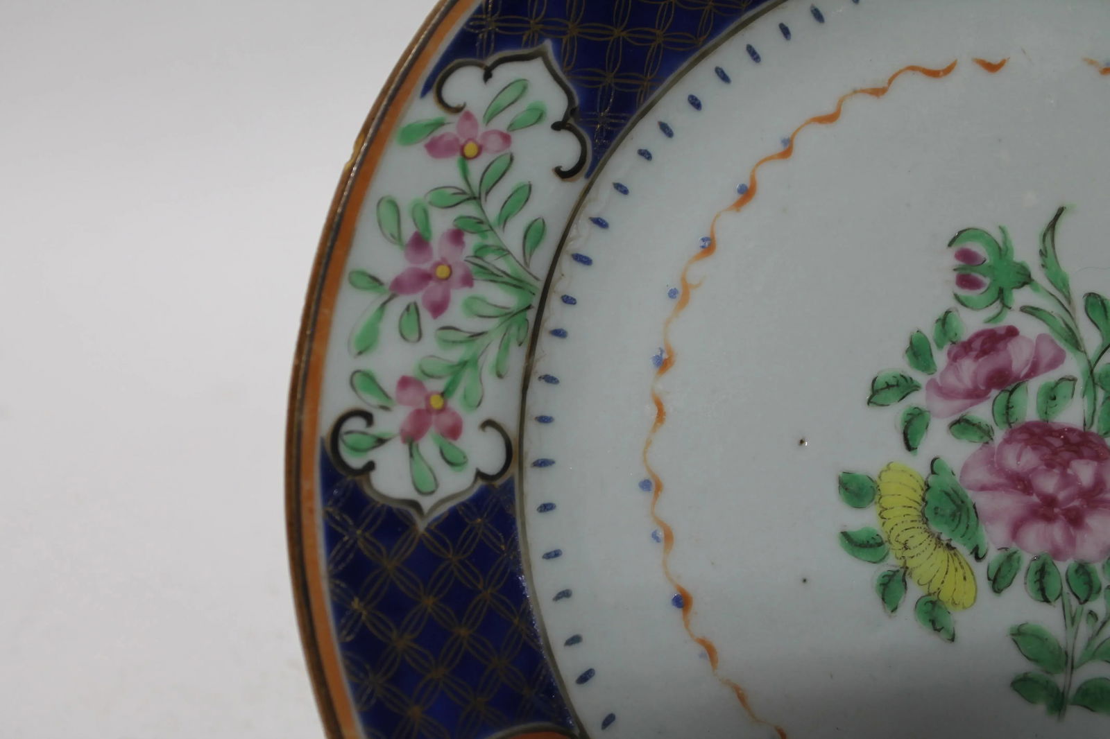 18th Century Chinese Export Porcelain Dinner Plate – Qianlong Period (C. 1750–1780) - 7