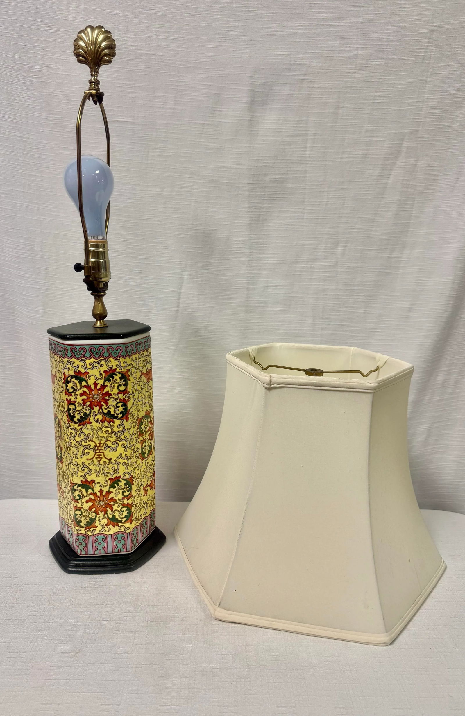 Vintage Chinoiserie Chinese Export Yellow Porcelain Table Lamp With Floral Pattern - 3