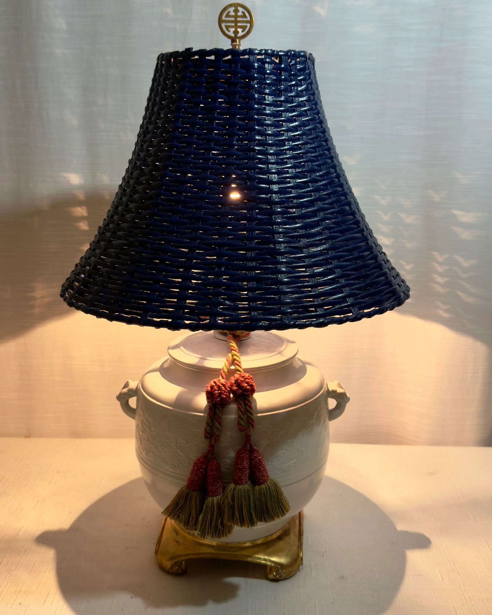 Vintage Chinoiserie White Ginger Jar Table Lamp With Blue Wicker Shade - Newly Painted - 2