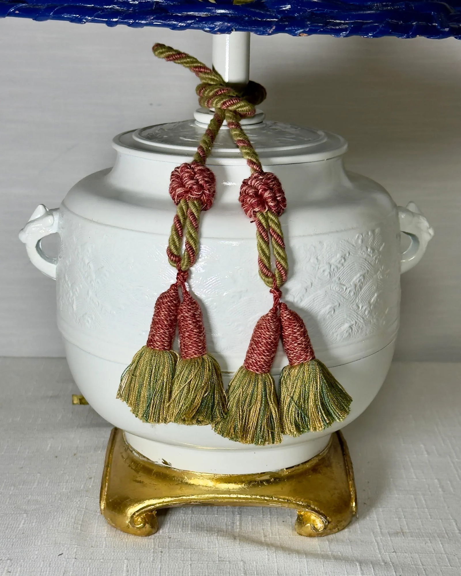 Vintage Chinoiserie White Ginger Jar Table Lamp With Blue Wicker Shade - Newly Painted - 4