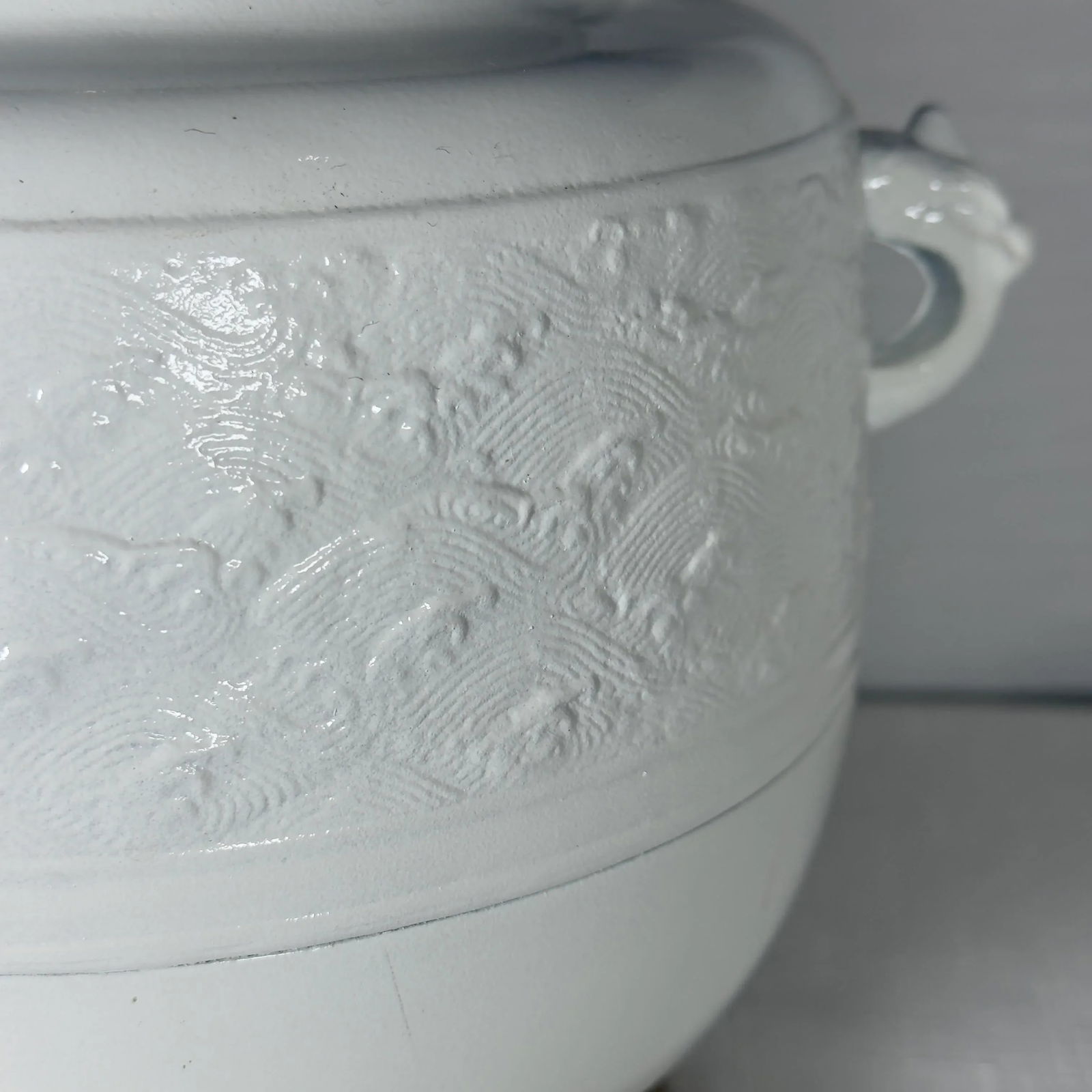 Vintage Chinoiserie White Ginger Jar Table Lamp With Blue Wicker Shade - Newly Painted - 6