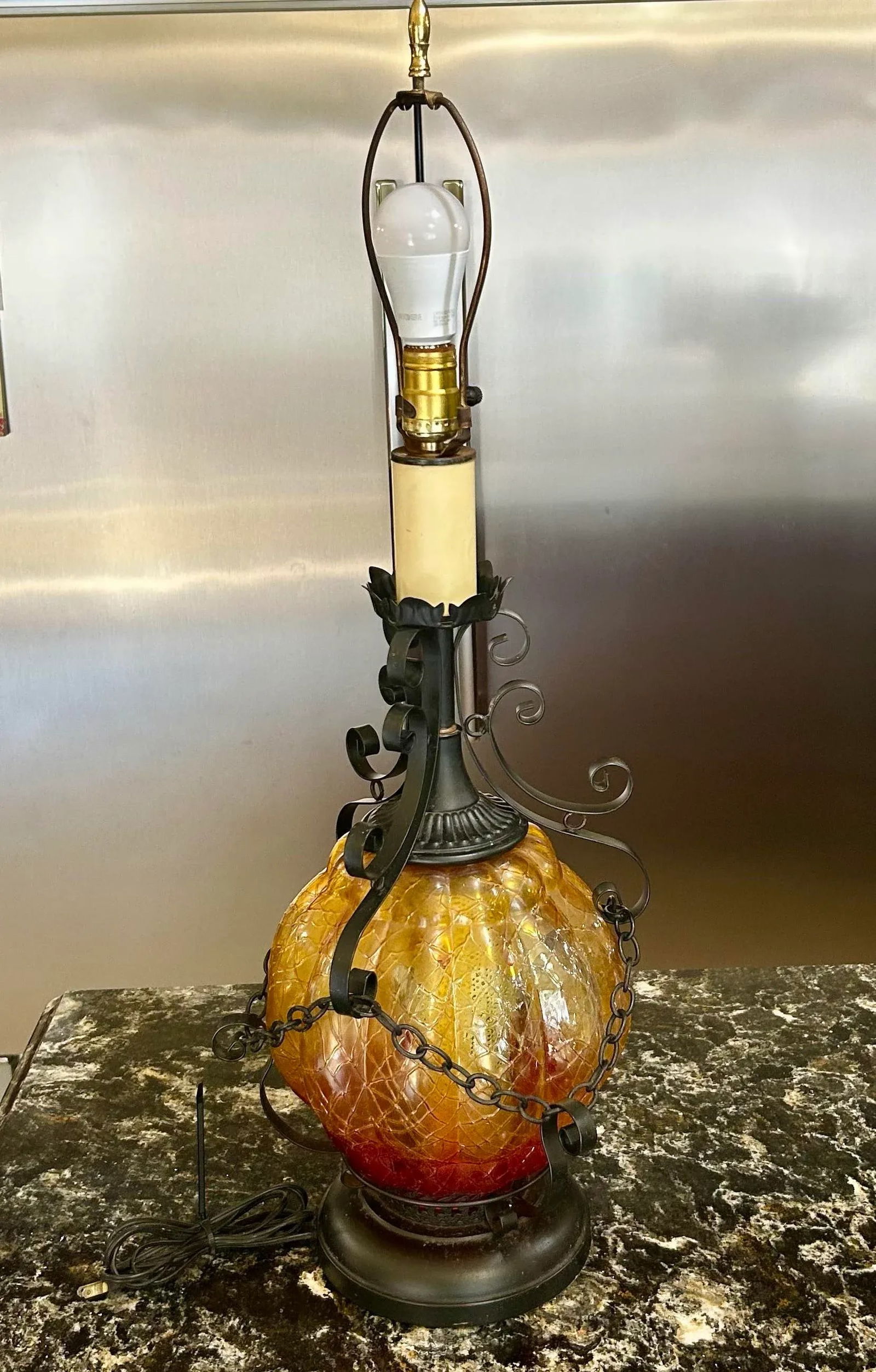 Mid 20th Century Spanish Revival Table Lamp, With 3-Way Lighting, Amberina Glass and Wrought Iron De - 6