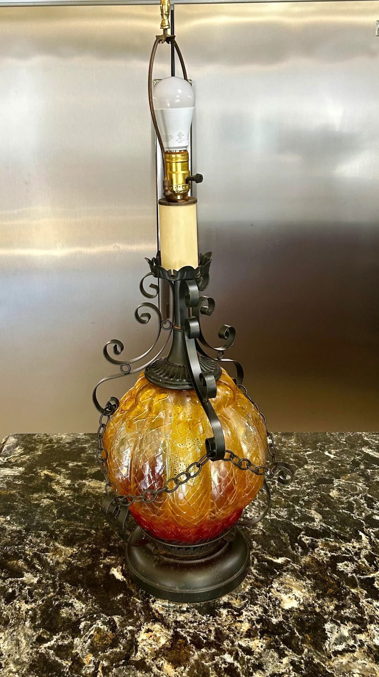 Mid 20th Century Spanish Revival Table Lamp, With 3-Way Lighting, Amberina Glass and Wrought Iron De - 7