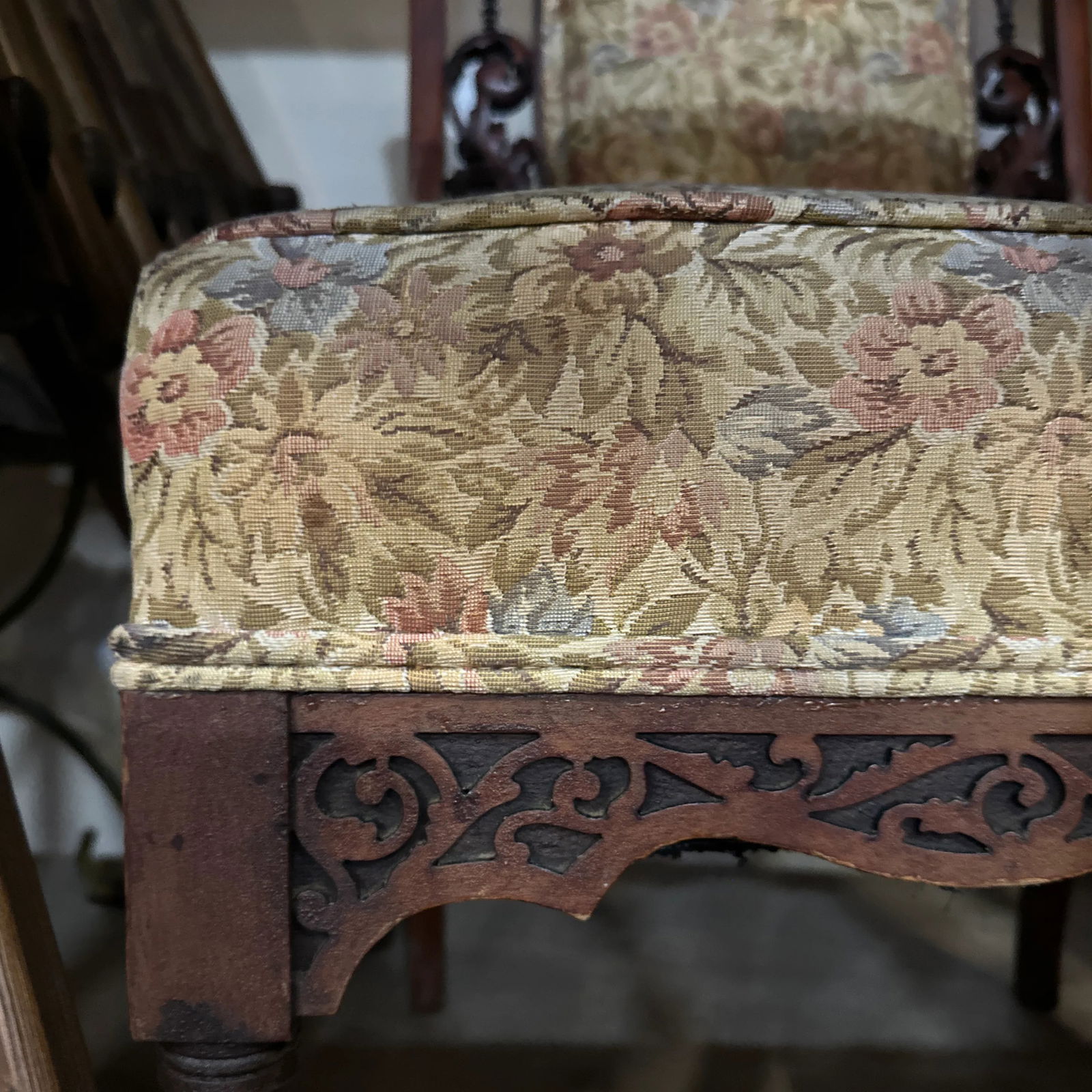 1970s Wooden Mid-Century Modern Detailed Carved Chair With Floral Cushions - 2