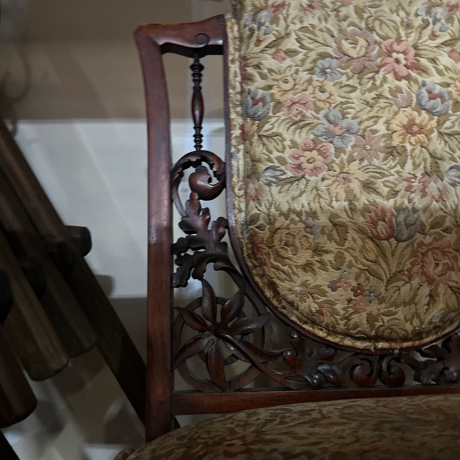 1970s Wooden Mid-Century Modern Detailed Carved Chair With Floral Cushions - 3