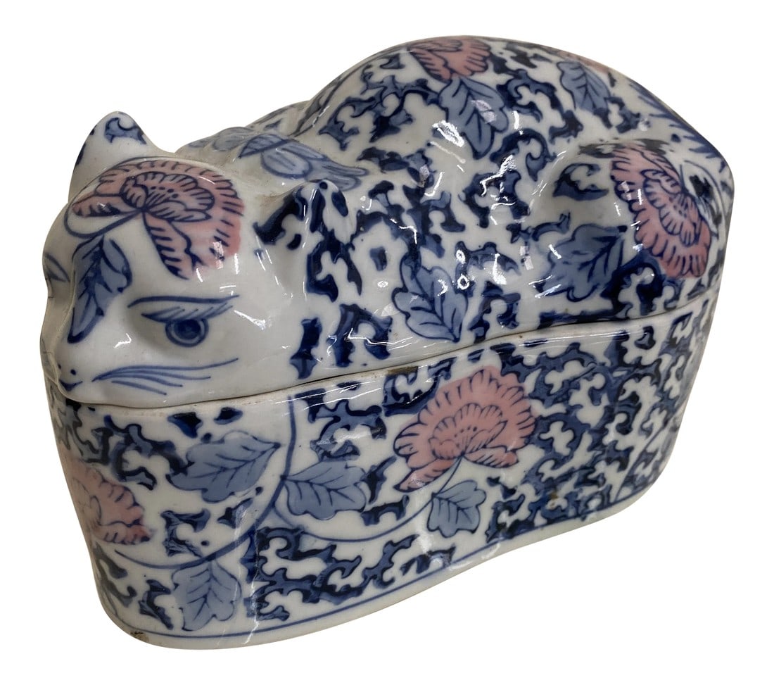 1970s Asian Chinoiserie Cat Catchall Box: Beautiful Asian Chinoiserie cat catchall box. Perfect for any tabletop space and for the interior designer. Condition: Alterations: Original Condition Unaltered Imperfections: Some Imperfections