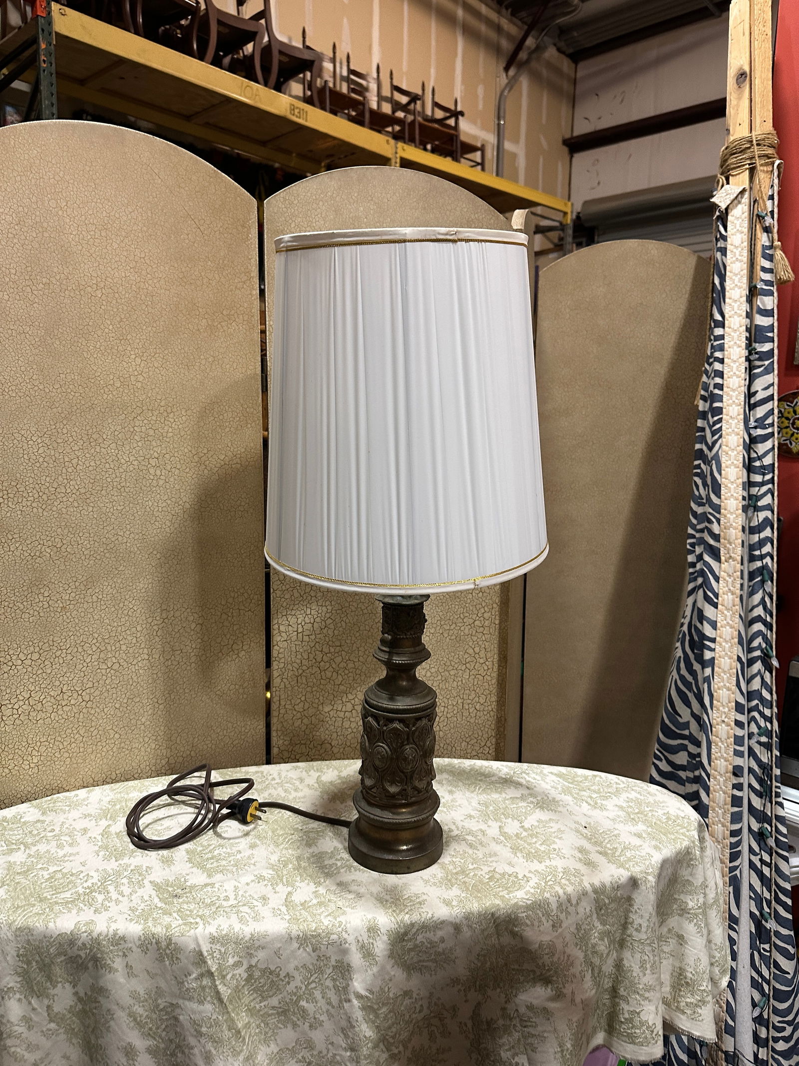 Vintage Brass Mid-Century Modern Detailed Lamp With Shade - 4