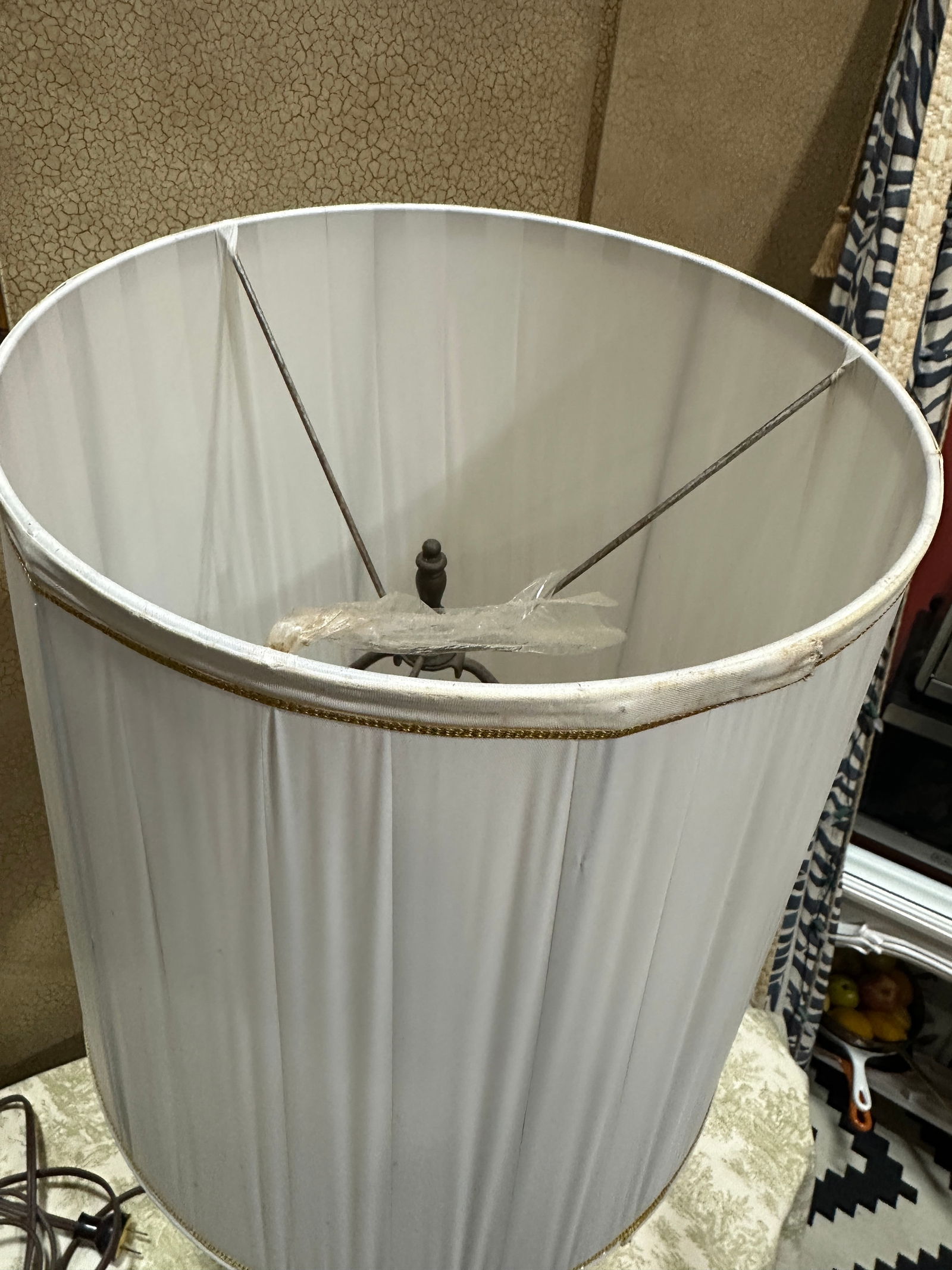 Vintage Brass Mid-Century Modern Detailed Lamp With Shade - 5