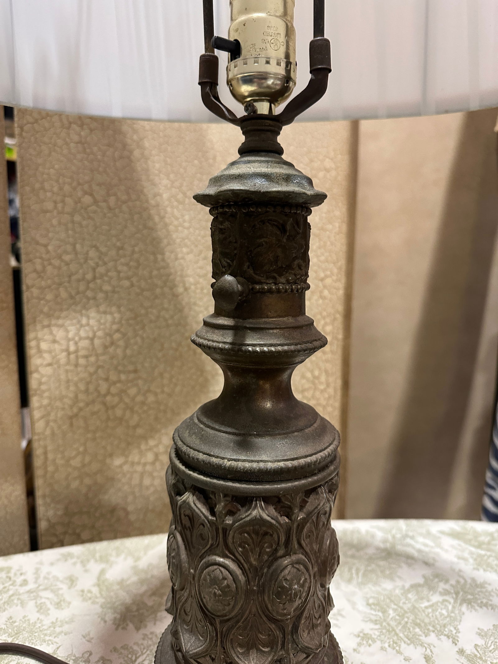 Vintage Brass Mid-Century Modern Detailed Lamp With Shade - 7