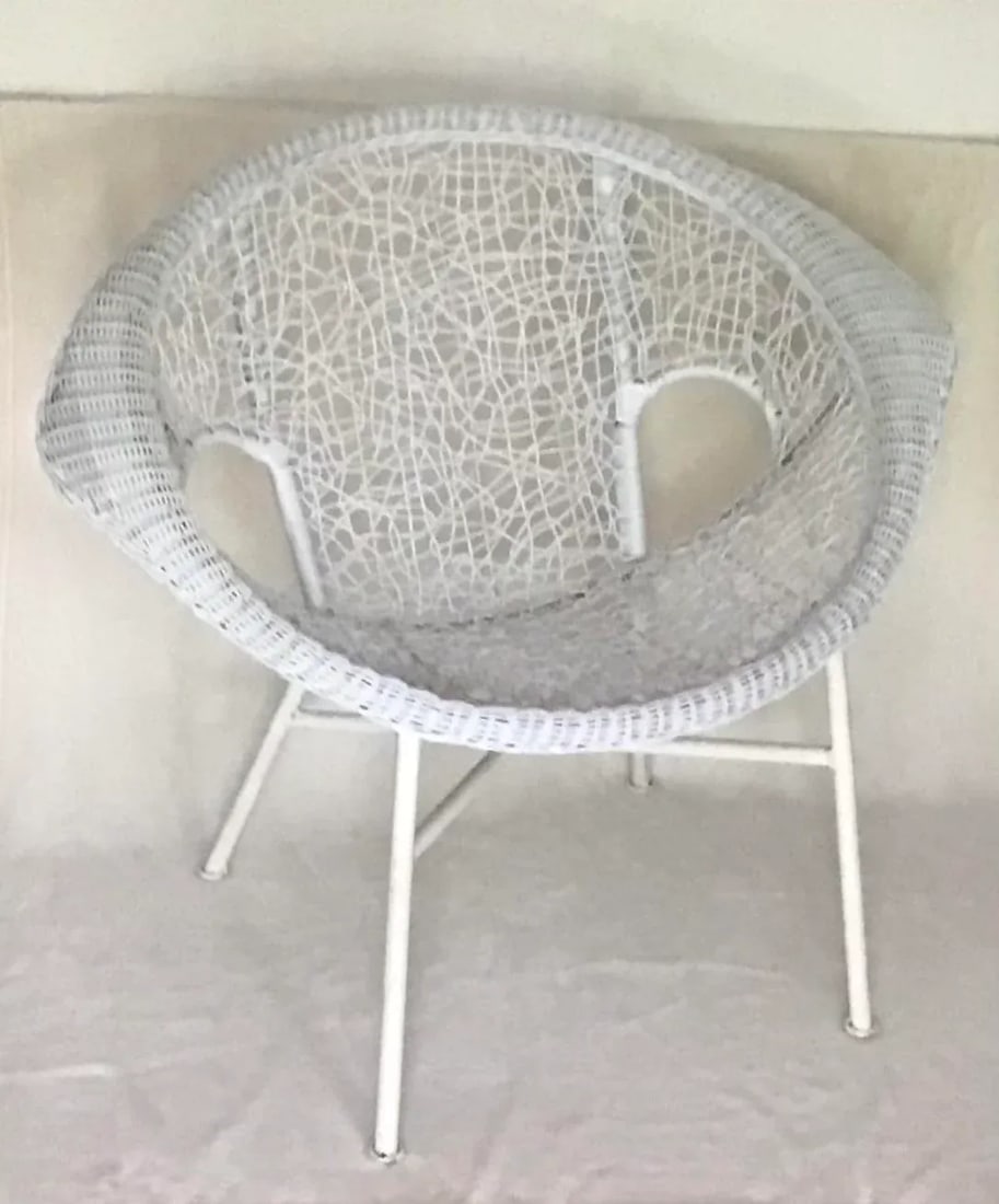 Mid-Century Modern White Wicker 37" Wide Clamshell Spaghetti Chair, Circa 1960s - 11