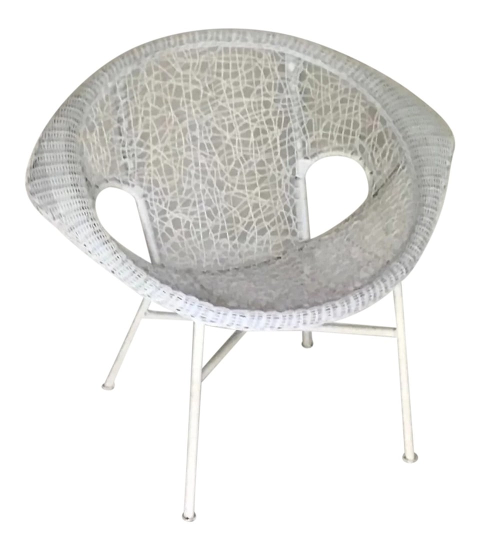 Mid-Century Modern White Wicker 37" Wide Clamshell Spaghetti Chair, Circa 1960s: A fabulous Mid-Century Modern solid white rattan chair with a curved seat with backrest and 4 metal legs. This chair is constructed with metal frame wrapped in woven spaghetti plastic rattan.