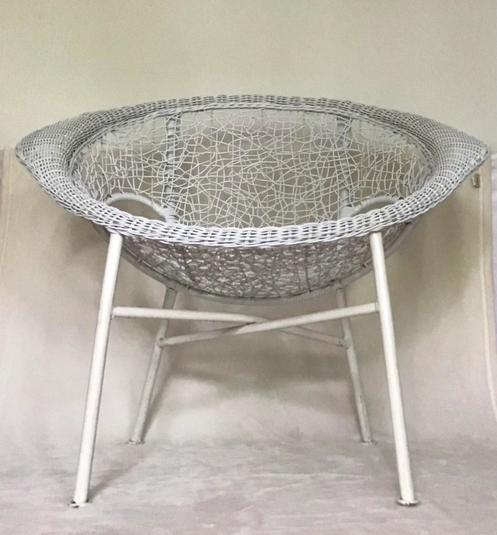 Mid-Century Modern White Wicker 37" Wide Clamshell Spaghetti Chair, Circa 1960s - 4