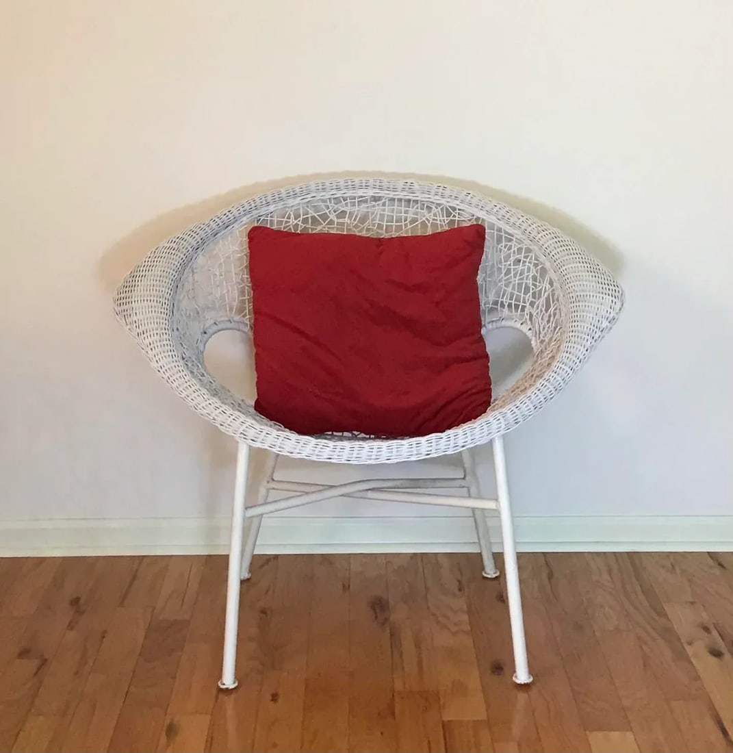 Mid-Century Modern White Wicker 37" Wide Clamshell Spaghetti Chair, Circa 1960s - 9