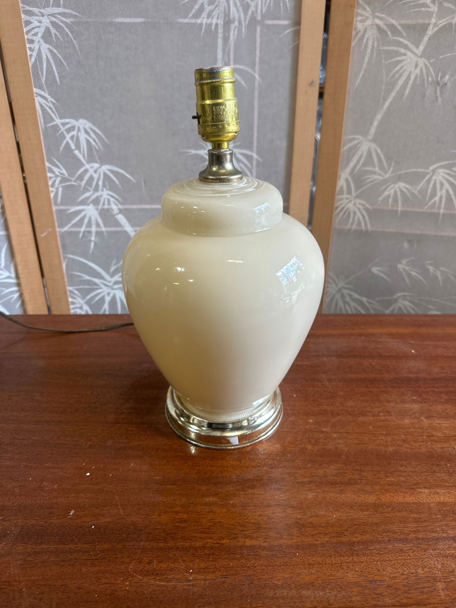 Vintage White Ceramic Table Lamp With Silver Base - 7
