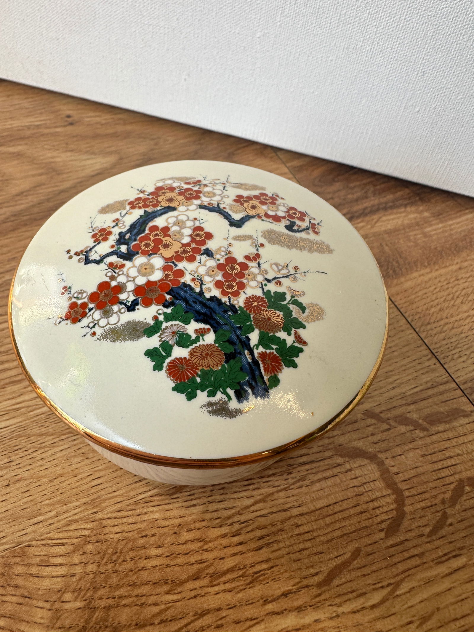1970s Small White Asian Ceramic Box With Cherry Blossom Details - 3