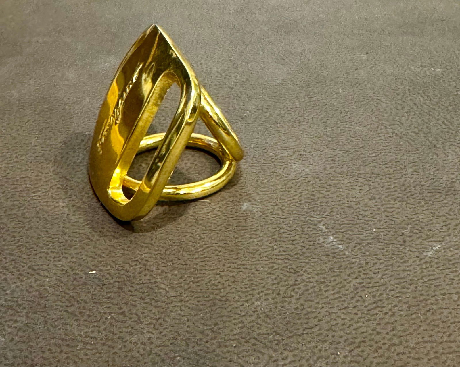 Salvatore Ferragamo Ganchini scarf ring /Ring gold Tone, Medium Size - 7
