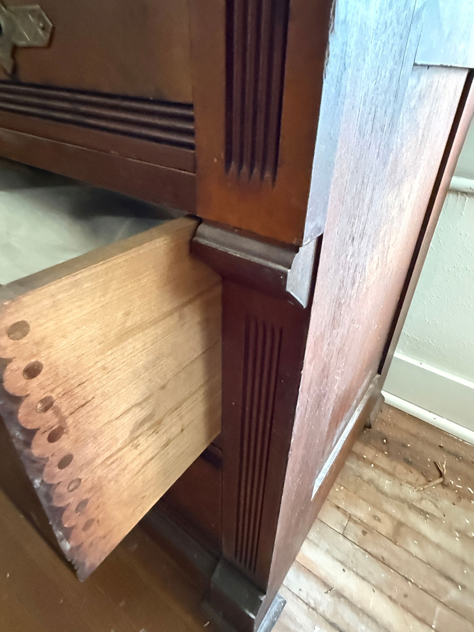 1930s Victorian Style Walnut Dresser With Marble Top and Standing Mirror - 2