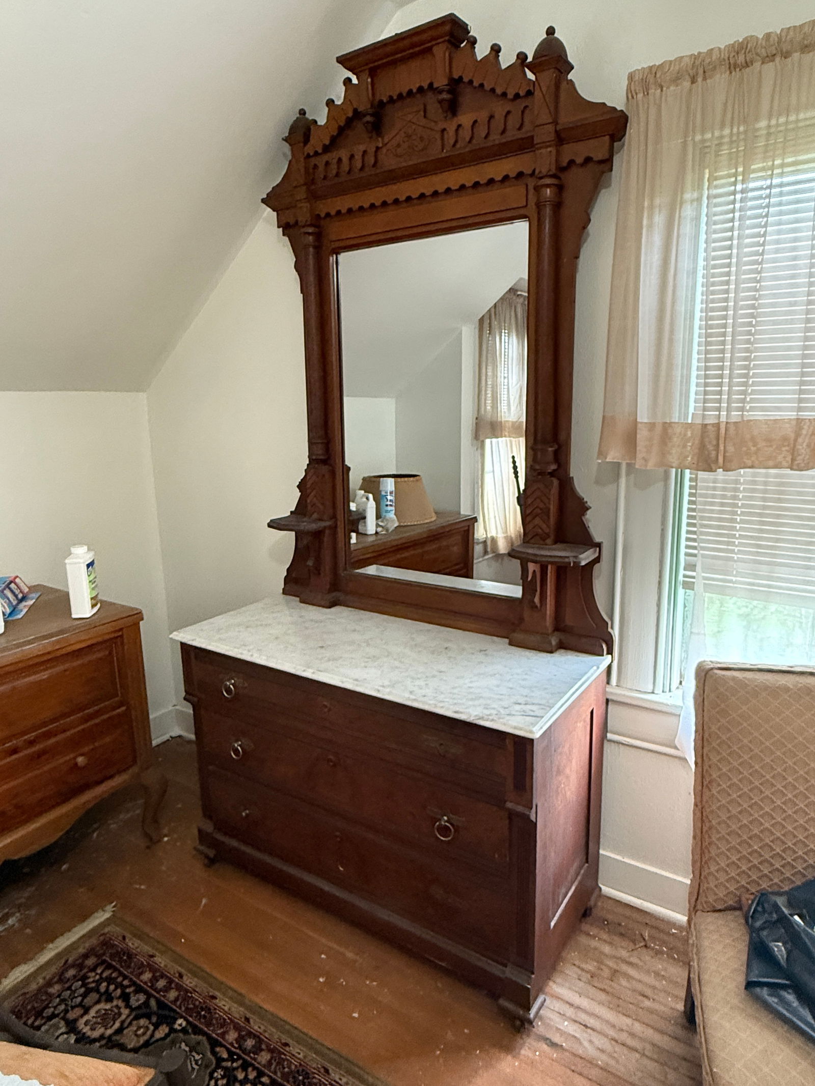 1930s Victorian Style Walnut Dresser With Marble Top and Standing Mirror - 6