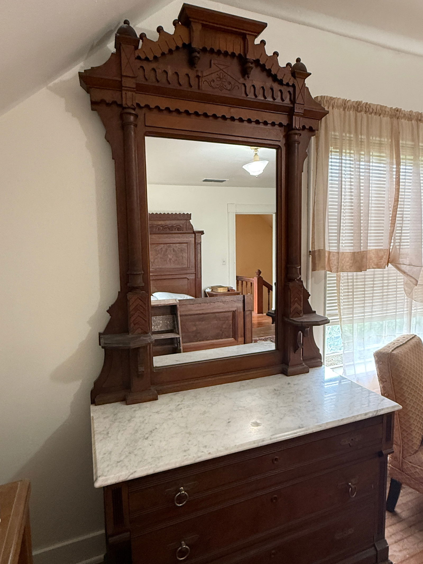 1930s Victorian Style Walnut Dresser With Marble Top and Standing Mirror - 7