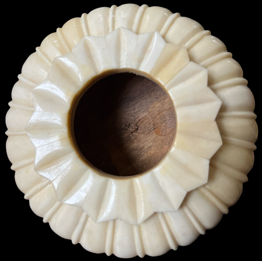 Carved Bone Lidded Snuff Box | Neoclassical Ribbed Form | 19th–Early 20th C. - 5