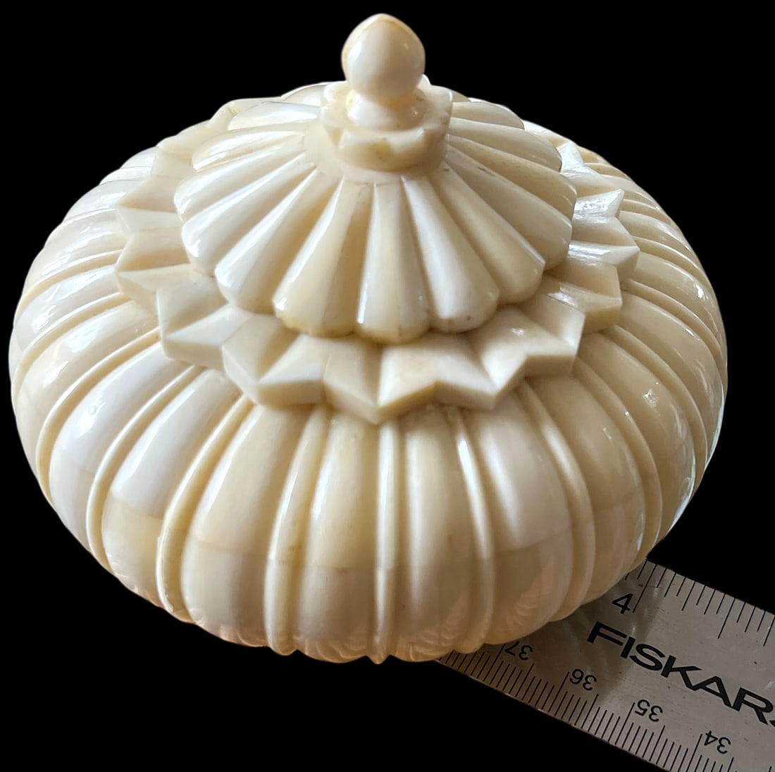 Carved Bone Lidded Snuff Box | Neoclassical Ribbed Form | 19th–Early 20th C. - 7