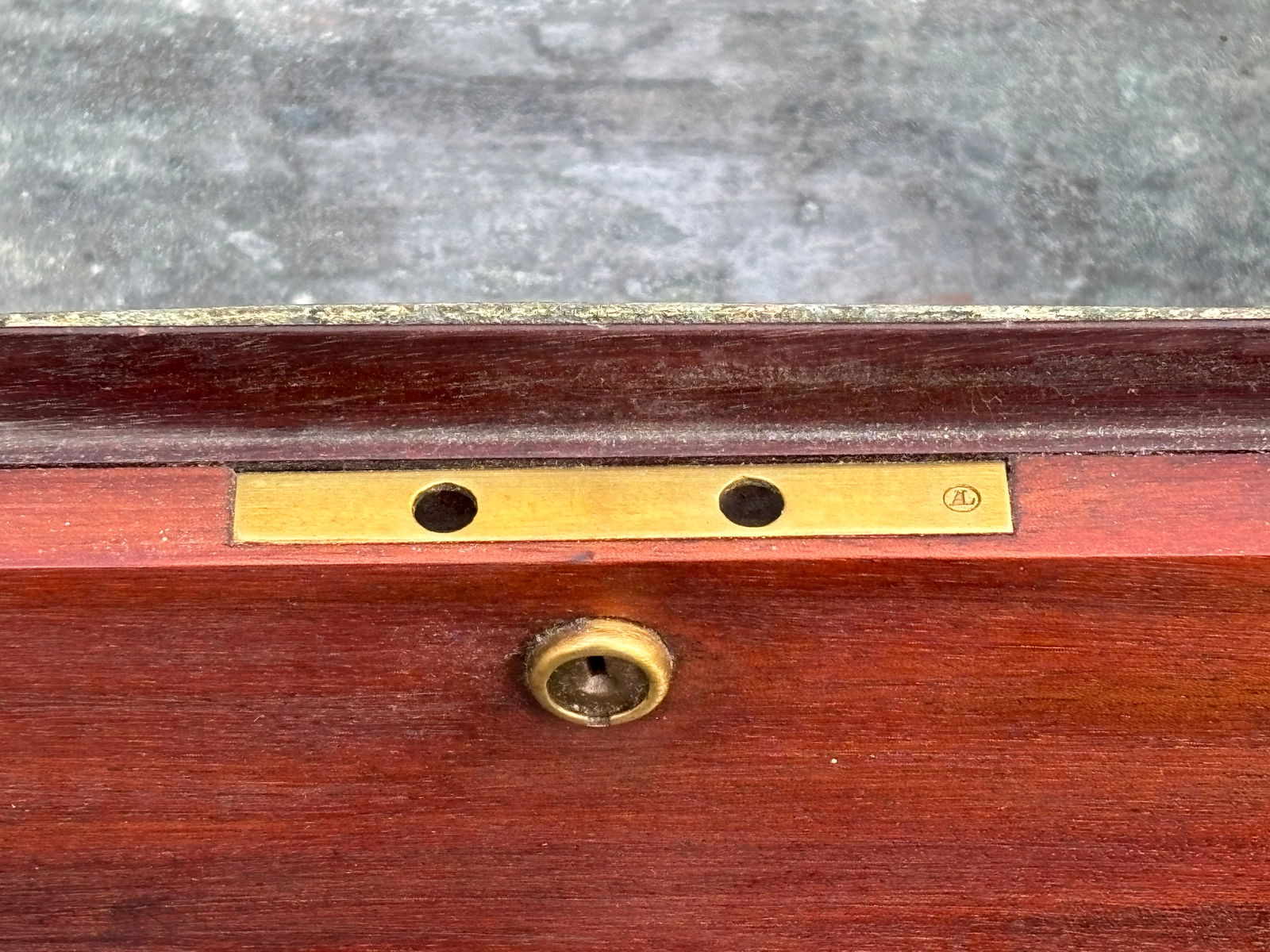 Late 19th C. Mahogany & Brass Bound / Screw Humidor - Large Size, Beautiful Detailing - 10