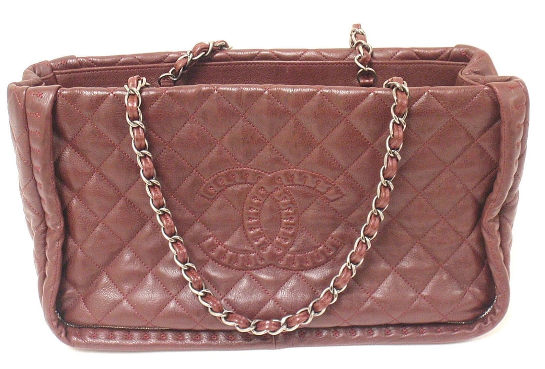 AUTHENTIC 2012 CHANEL ISTANBUL SOFT CAVIAR TOTE BURGUNDY LEATHER HANDBAG: AUTHENTIC 2012 CHANEL ISTANBUL SOFT CAVIAR TOTE BURGUNDY LEATHER HANDBAG About This Piece: AUTHENTIC 2012 CHANEL STITCH LOGO OPEN SHOULDER TOTE BURGUNDY LEATHER HANDBAG is in great condition. Beautifu