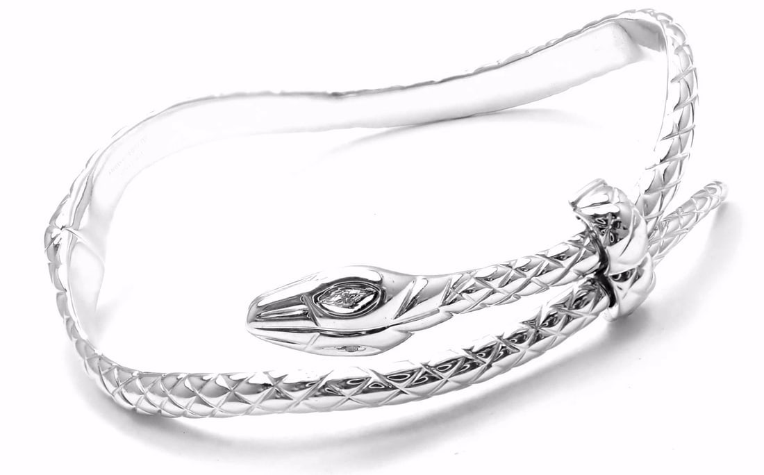 Rare! Authentic Tom Ford 18k White Gold Diamond Snake Bangle Bracelet: Rare! Authentic Tom Ford 18k White Gold Diamond Snake Bangle Bracelet About This Piece: More About the Piece: Metal: 18k white gold Measurements: Fits: 6.5" Wrist Width: 15mm Weight 32.3 grams Stones: