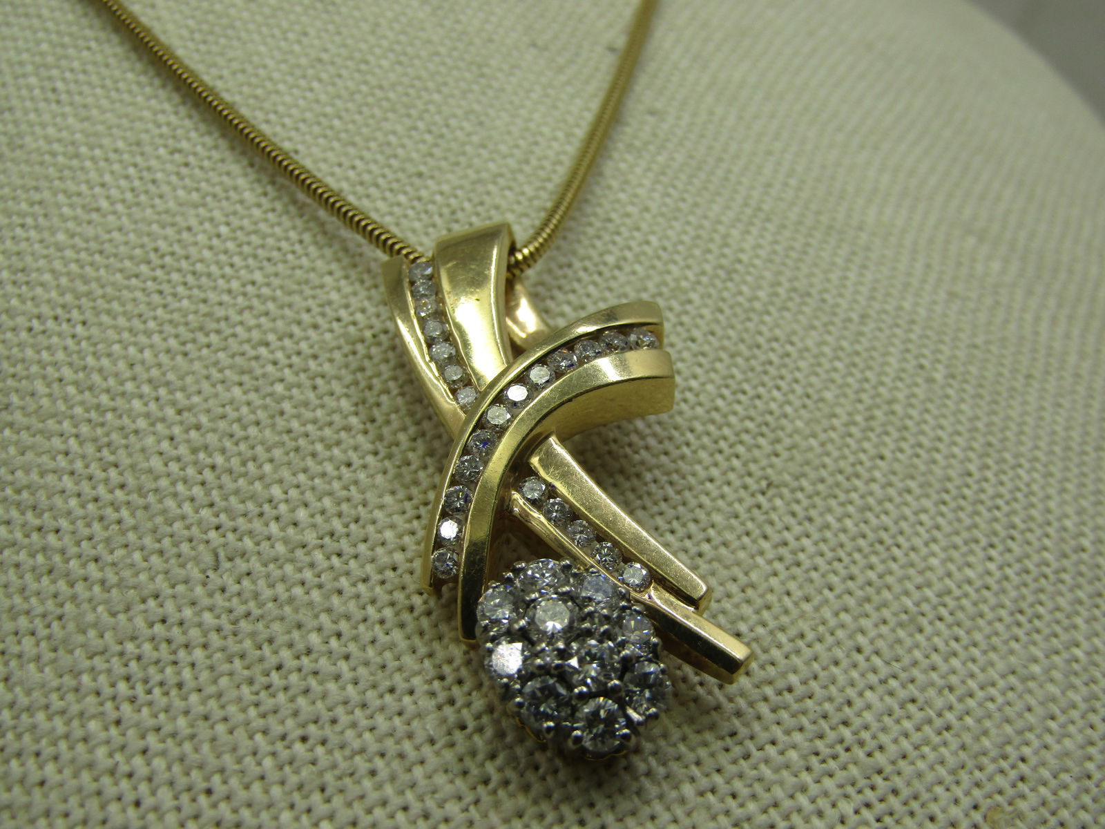 Vintage 18kt Diamond Cluster & Channel-Set Pendant Necklace .75 TCW, 18" - Balestra - 2