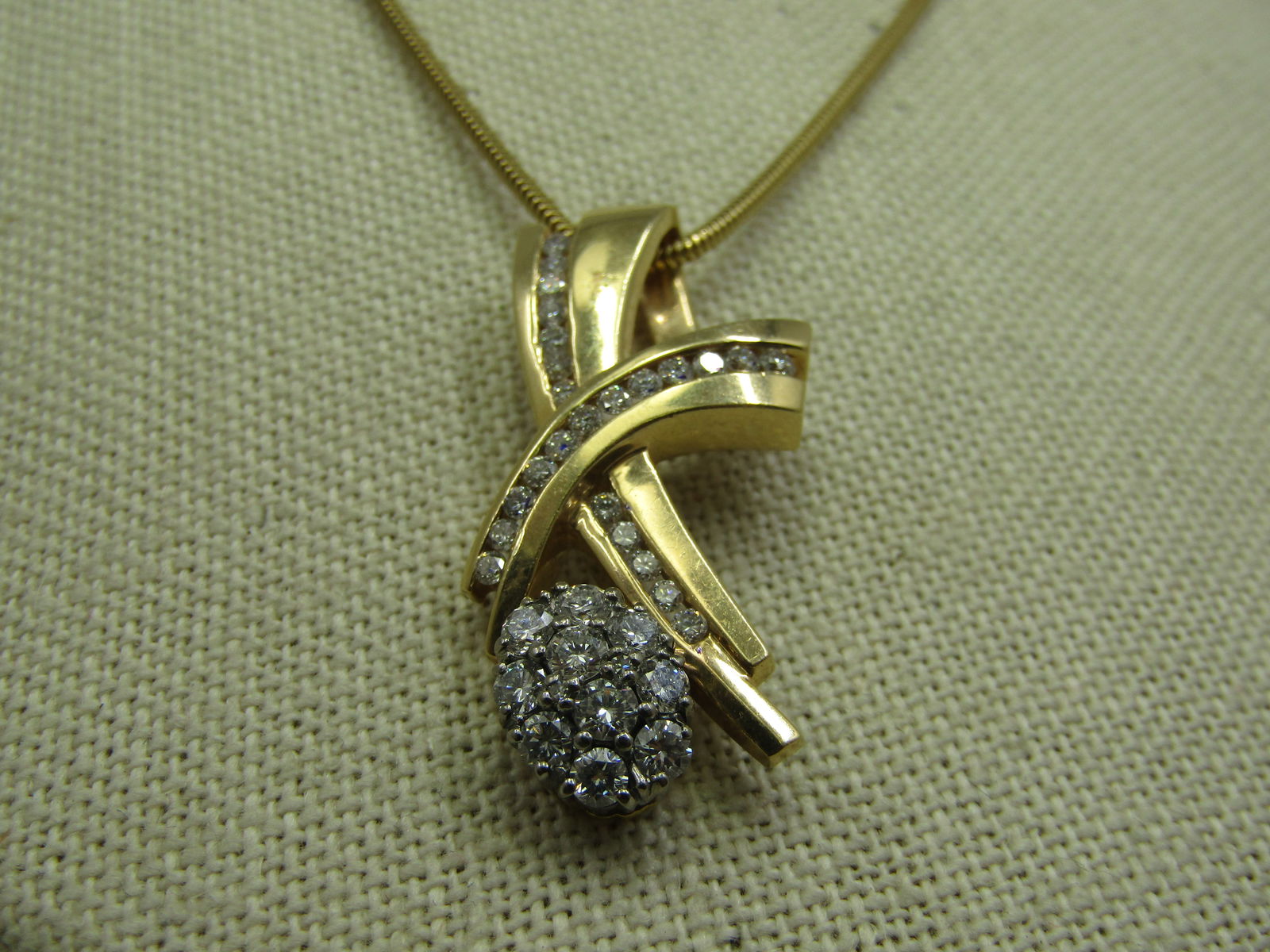 Vintage 18kt Diamond Cluster & Channel-Set Pendant Necklace .75 TCW, 18" - Balestra - 3