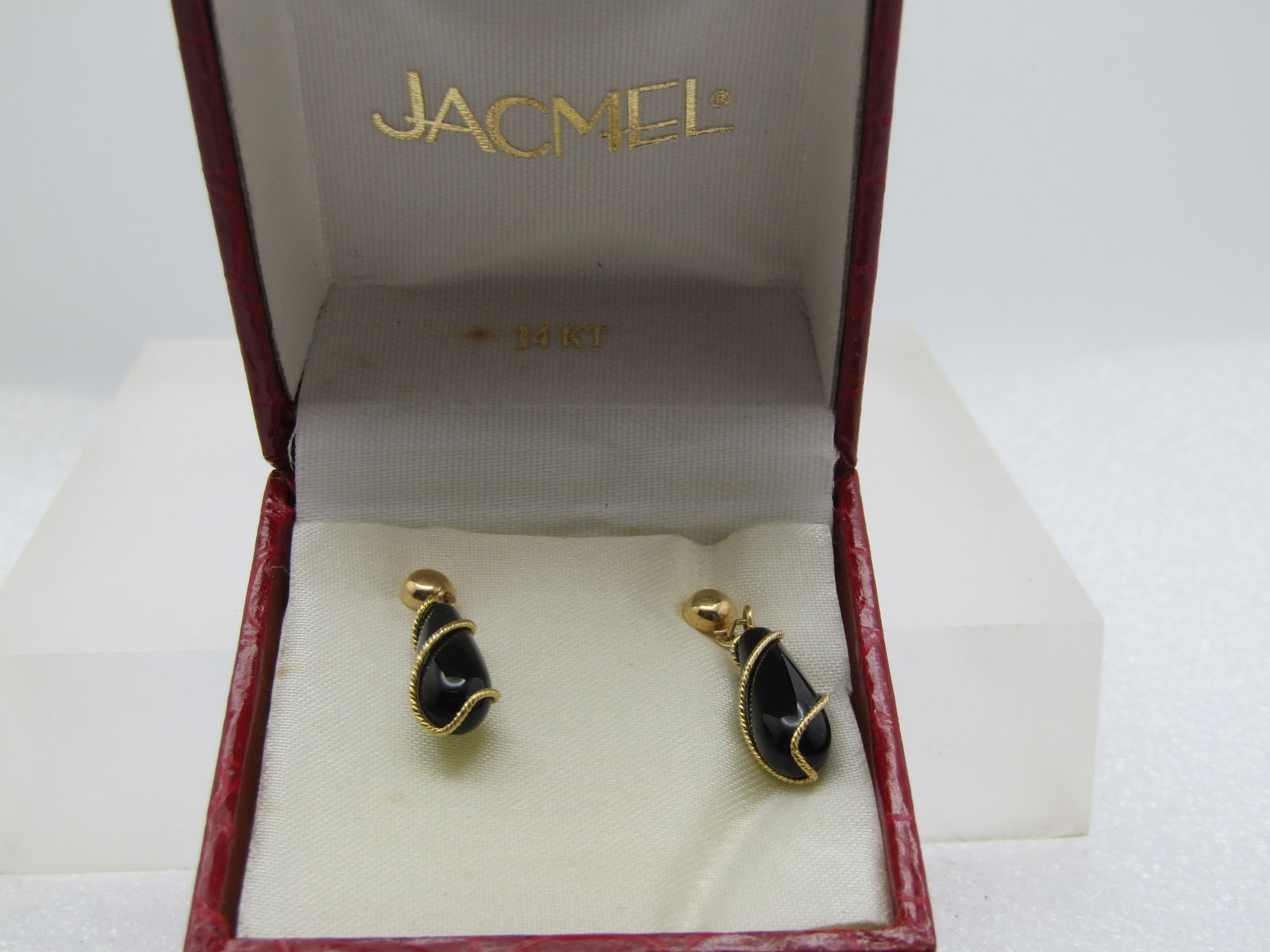 Vintage 14kt Onyx Drop Earrings, Pierced, Original Box, Jacmel, ZZ 1990's.: Title:Vintage 14kt Onyx Drop Earrings, Pierced, Original Box, Jacmel, ZZ 1990's. Description:Vintage 14kt Onyx Drop Earrings, Pierced, Original Box, Jacmel, 1990's signed ZZ and marked .585 on the clu