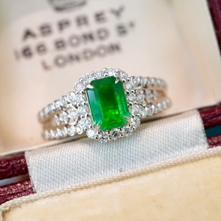 14K GOLD 1.12 CT VIVID GREEN NATURAL EMERALD & DIAMOND RING: Title:14K GOLD 1.12 CT VIVID GREEN NATURAL EMERALD & DIAMOND RINGDescription:Ref:230528323Gold Content:14K GoldRing Size:7.25USMain Gemstone:EmeraldNumber of stones:1Shape:OctagonalCarat