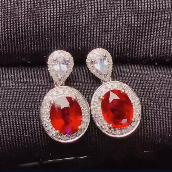 14K GOLD 1.10 CT NATURAL RUBY & SAPPHIRE & DIAMOND EARRINGS: Title:14K GOLD 1.10 CT NATURAL RUBY & SAPPHIRE & DIAMOND EARRINGS Description:Ref:230528352Gold Content:14K GoldMain Gemstone:RubyNumber of stones:2Shape:OvalCarat Weight:1.10ct Color:PigeonBlood RedT