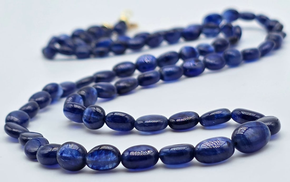 Massive natural sapphire necklace with 18kt (750) yellow gold clasp: Title:Massive natural sapphire necklace with 18kt (750) yellow gold claspDescription:Massive natural sapphire necklace with 18kt (750) yellow gold clasp; ; This necklace is a luxurious jewel with a