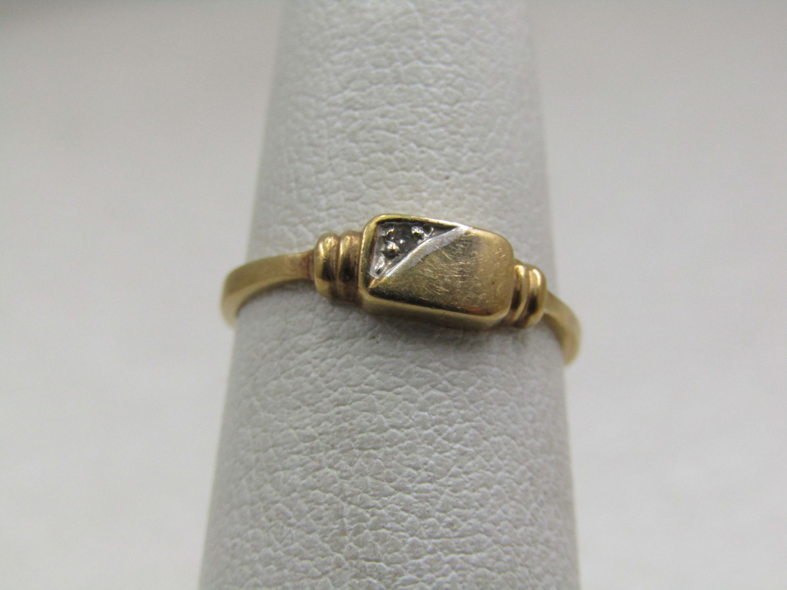 Vintage 10kt Gold & Diamond Signet Ring, Sz. 3.5: Title:Vintage 10kt Gold & Diamond Signet Ring, Sz. 3.5Description:Vintage 10kt Gold & Diamond Signet Ring, Sz. 3.5. Marked 10kt, tested, weight is appx. 1.10 gr. It is appx. 7.5mm by 4mm top that can