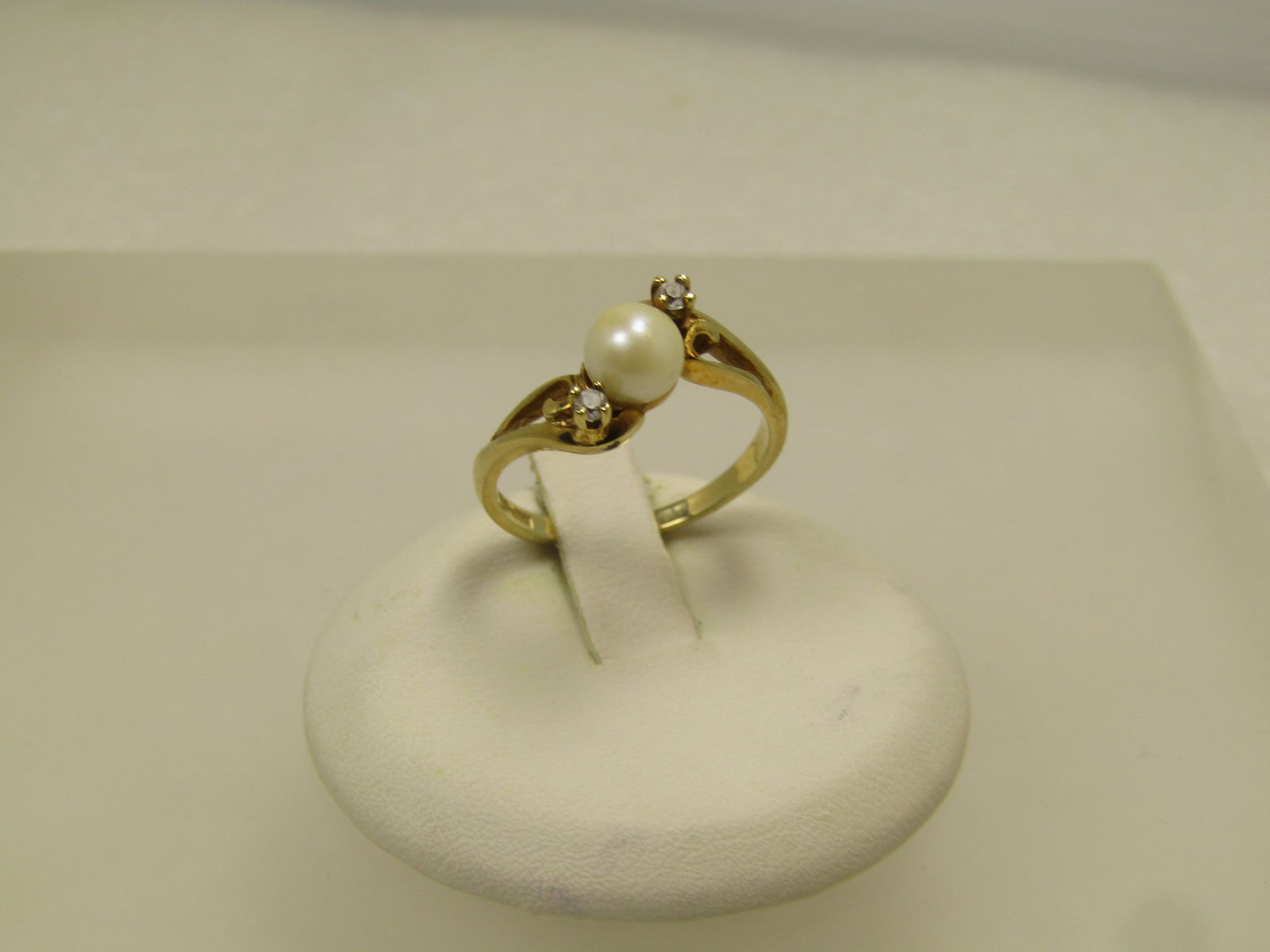 Vintage 10kt Pearl Clear Stone Ring, Sz. 6.5 1960's-1970's, Signed: Title:Vintage 10kt Pearl Clear Stone Ring, Sz. 6.5 1960's-1970's, Signed Description:Vintage 10kt Pearl Clear Stone Ring, Sz. 6.5 1960's-1970's, Signed GTR and marked 10kt. It acid test s as 10kt with