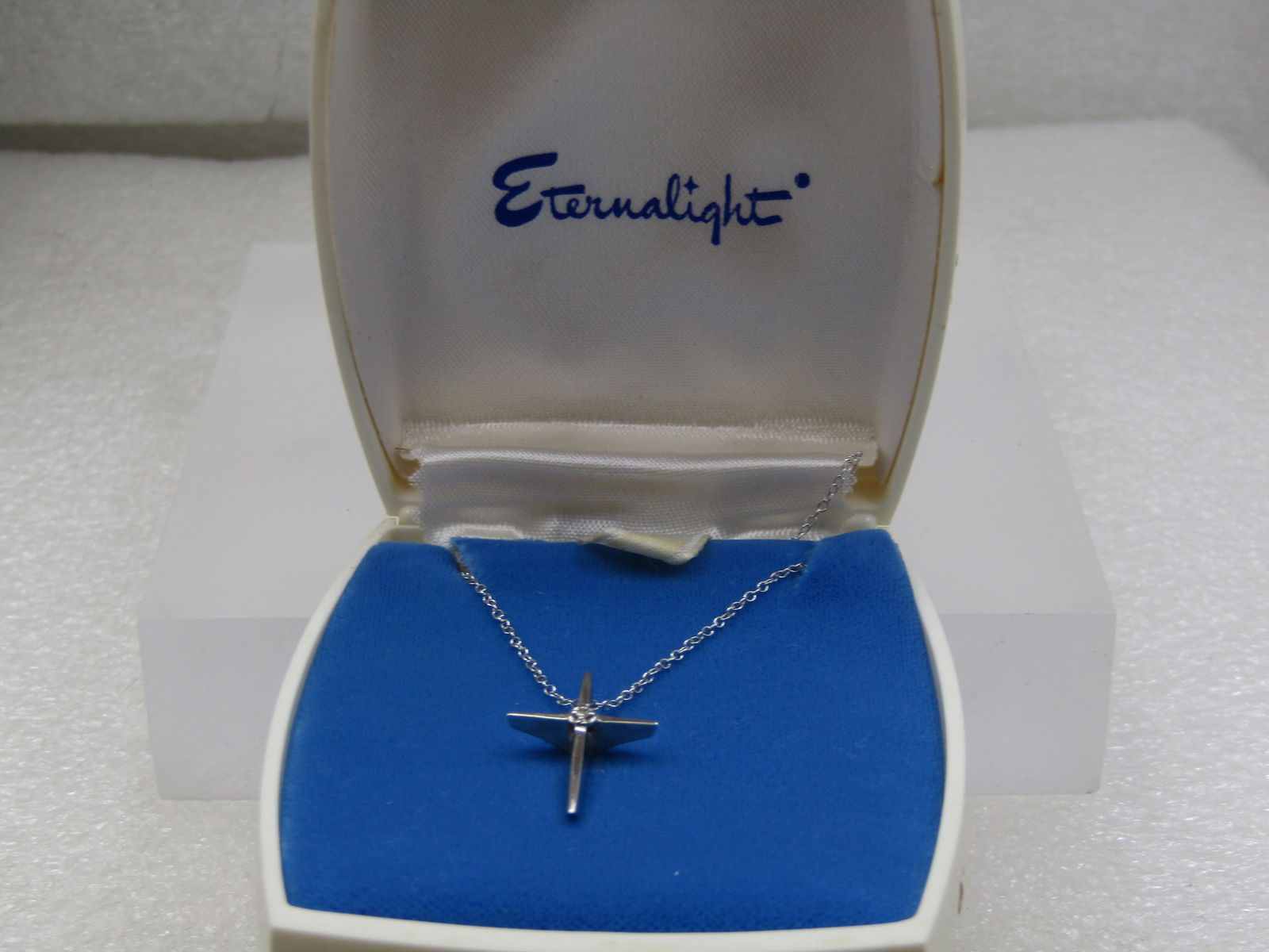 Vintage 14kt Diamond Chip Cross Necklace 15", Signed Caco in Original Box: Title:Vintage 14kt Diamond Chip Cross Necklace 15", Signed Caco in Original BoxDescription:Vintage 14kt Diamond Chip Cross Necklace 15", Signed Caco in Original Box marked Eternalight. Blue Velvet