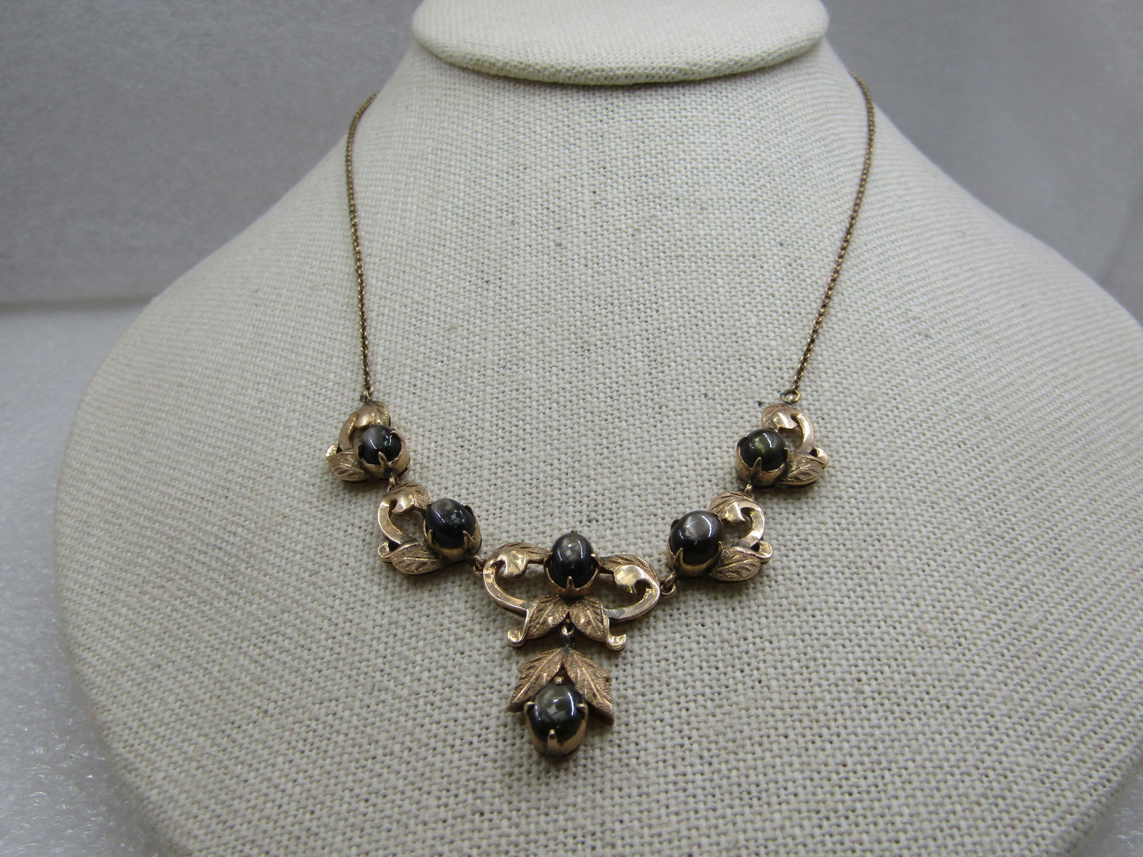 Vintage 10kt Black Moonstone Stone Necklace, 16": Title:Vintage 10kt Black Moonstone Stone Necklace, 16"Description:Vintage 10kt Black Moonstone Stone Drop Necklace, 16" alternating oval links, 1mm wide with spring clasp. Scrolled leaf link across