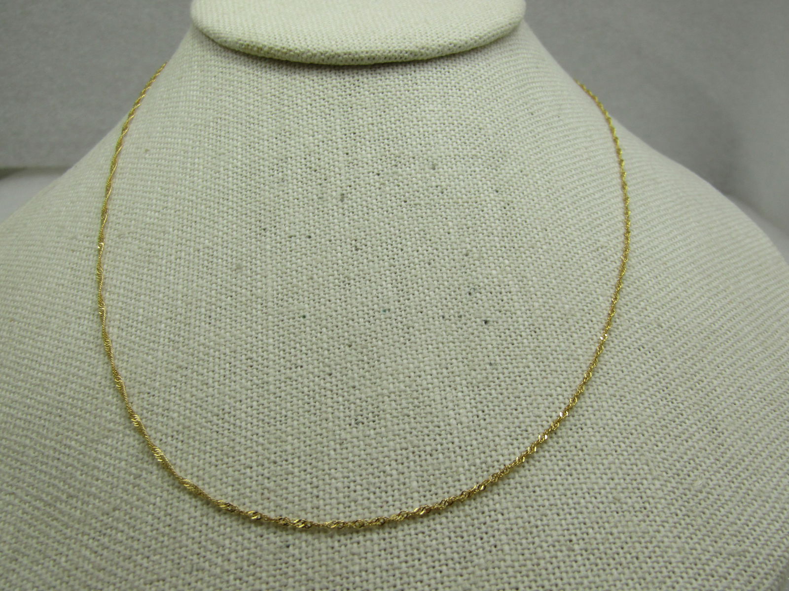 Vintage 14kt Singapore Link Chain Necklace, 18", Signed Aurafin: Title:Vintage 14kt Singapore Link Chain Necklace, 18", Signed AurafinDescription:Vintage 14kt Singapore Link Chain Necklace, 18", Signed Aurafin. Spring clasp where it is marked 14kt and Italy. Very
