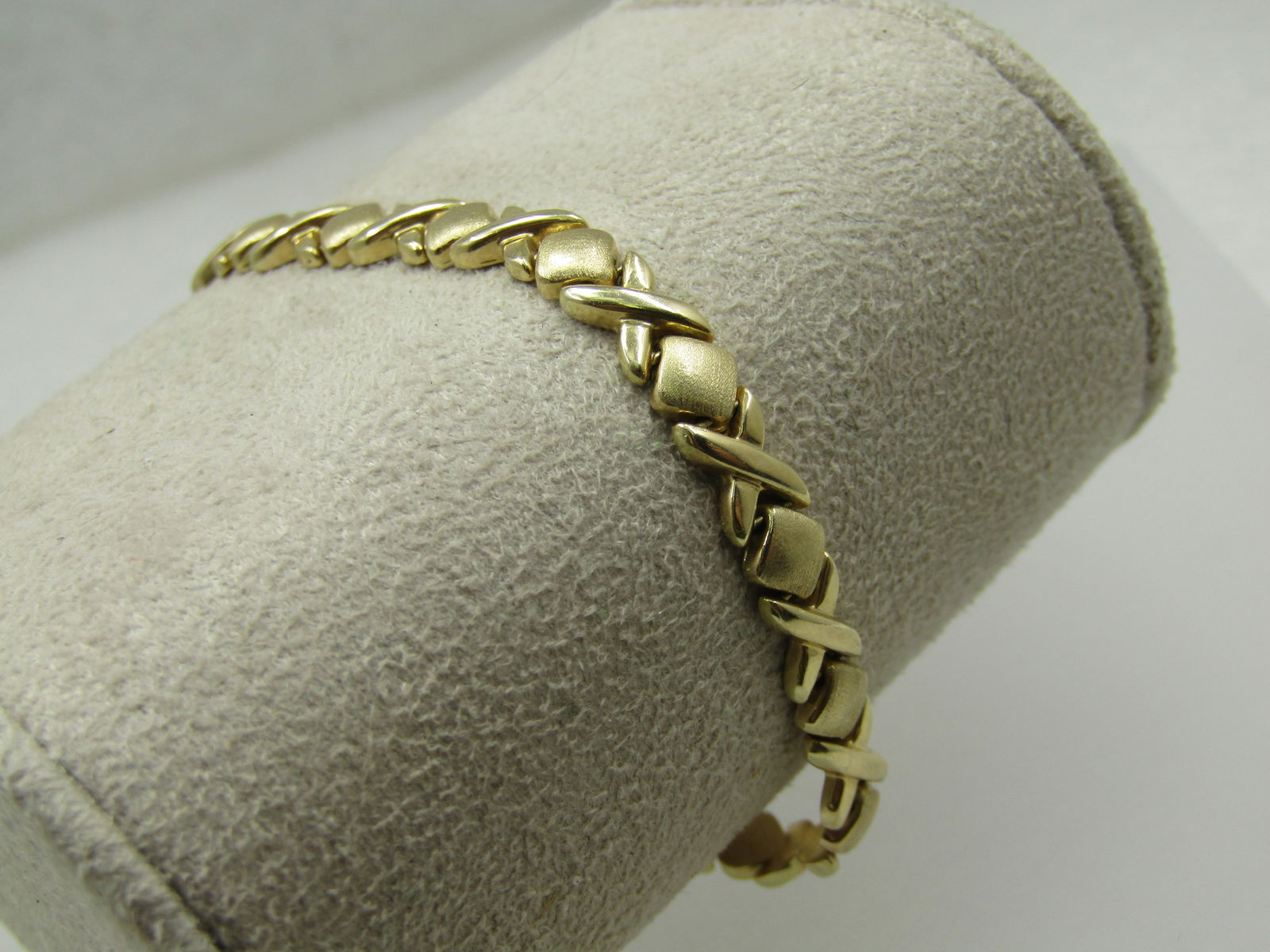 Vintage 14kt X & Diamond Shaped Tennis Bracelet, 8", Signed: Title:Vintage 14kt X & Diamond Shaped Tennis Bracelet, 8", SignedDescription:Vintage 14kt X & Diamond Shaped Tennis Bracelet, 8", Signed BN and marked 14kt. Tested. Weight is appx. 5.49 Gr. It is