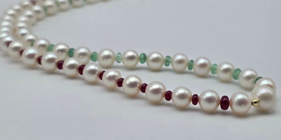 Akoya pearl necklace with emeralds and rubies, with an 18kt (750) yellow gold clasp and a central - 6