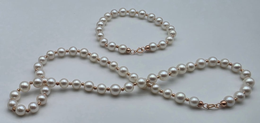 Set consisting of:; Akoya pearl necklace with 18kt rose gold beads; 18kt rose gold clasp: Title:Set consisting of:; Akoya pearl necklace with 18kt rose gold beads; 18kt rose gold claspDescription:Set consisting of:; Akoya pearl necklace with 18kt rose gold beads; 18kt rose gold clasp;