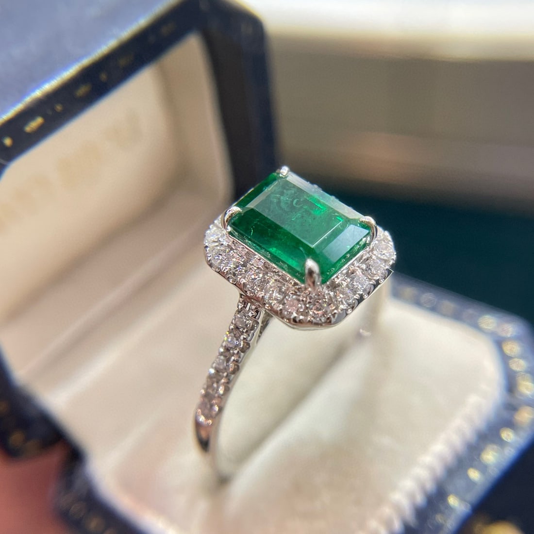 14K GOLD 1.7 CT VIVID GREEN NATURAL EMERALD & DIAMOND RING - 2