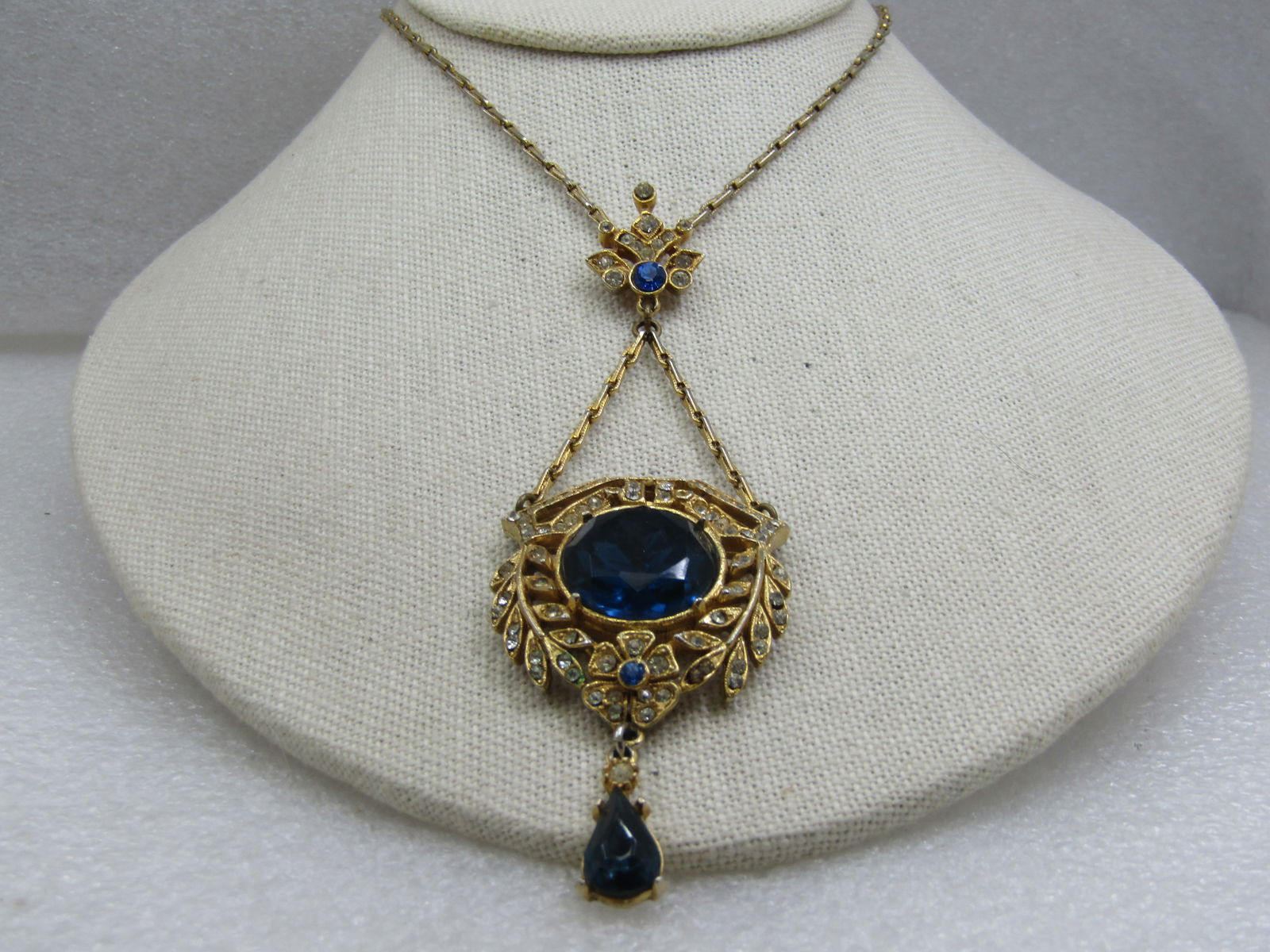 Vintage Clear & Blue Rhinestone Lavalier Necklace, Signed ART, 18": Title:Vintage Clear & Blue Rhinestone Lavalier Necklace, Signed ART, 18"Description:Vintage Clear & Blue Rhinestone Lavalier Necklace, Signed ART, 18". The ink has milgrain accents and is similar to