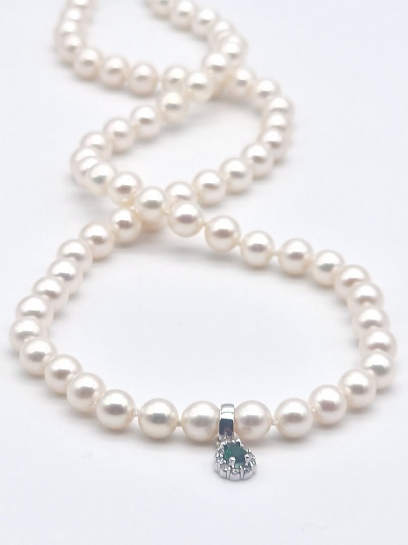 Akoya pearl necklace with 18kt white gold pendant with diamonds and emeralds: Title:Akoya pearl necklace with 18kt white gold pendant with diamonds and emeraldsDescription:Akoya pearl necklace with 18kt white gold pendant with diamonds and emerald; ; 18kt white gold hook